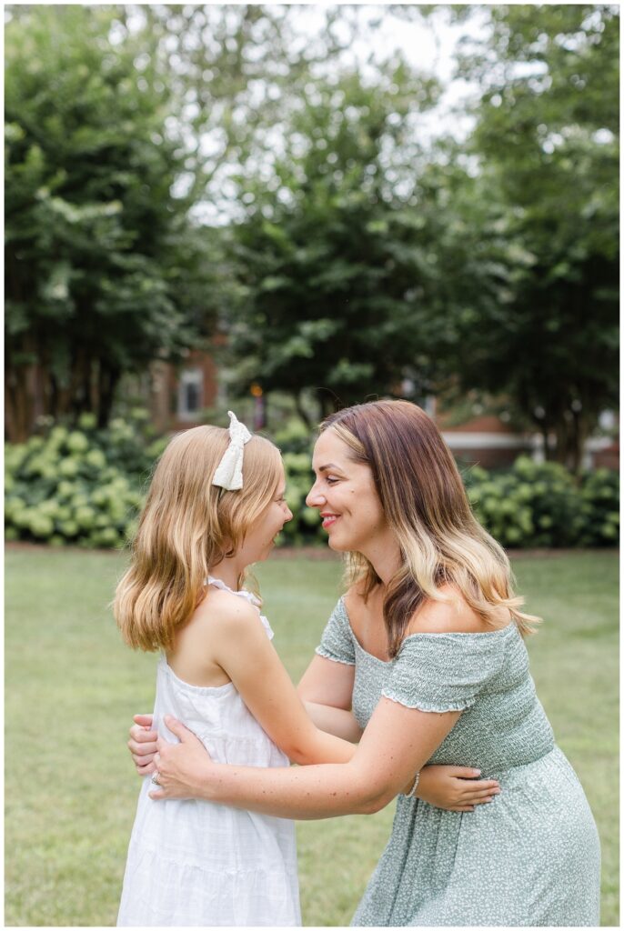 mom hugging her daughter at Lee University photo session