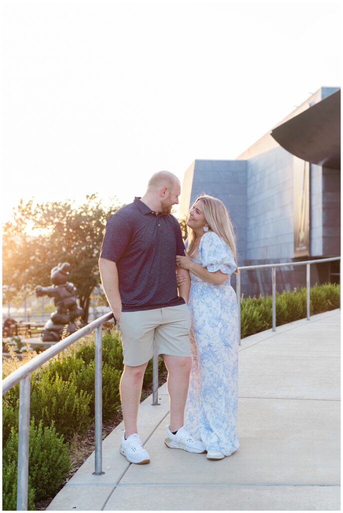 engagement session in front of the Hunter Museum in Chattanooga