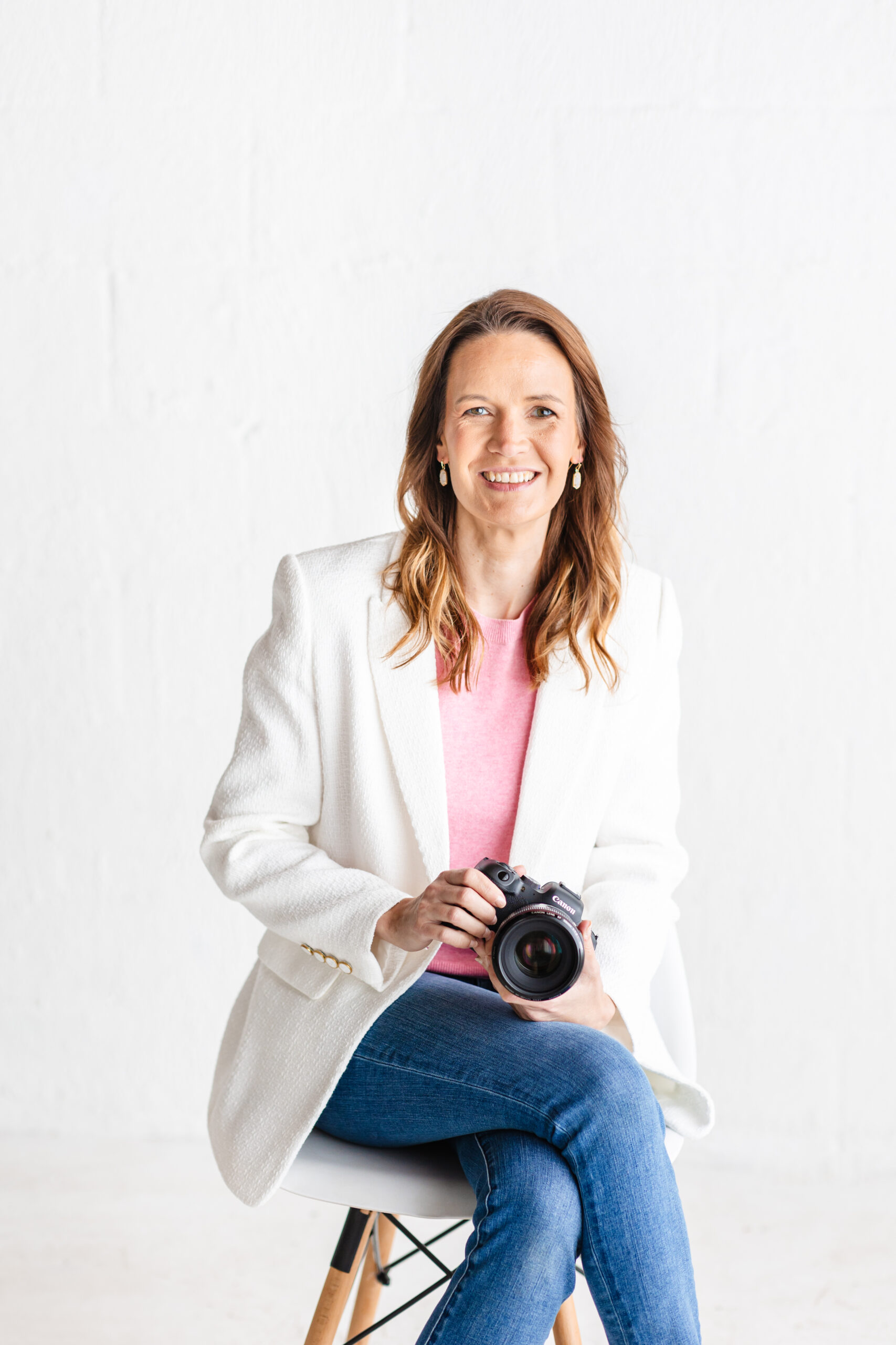 Cleveland, TN high school senior photographer sitting on a stool